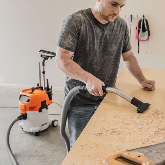 STIHL SE 122 Professional Wet/Dry Shop Vacuum 7.9 Gallon 120V